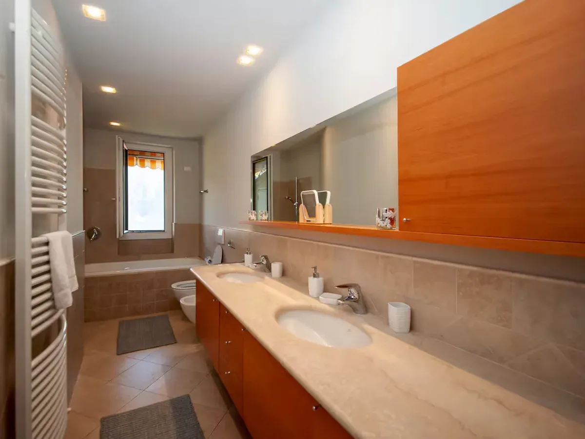 Bagno con doppio lavabo nella casa vacanze Luer Prince