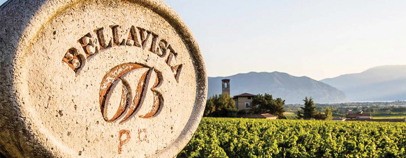 L'insegna in pietra della cantina Bellavista tra i vigneti della Franciacorta